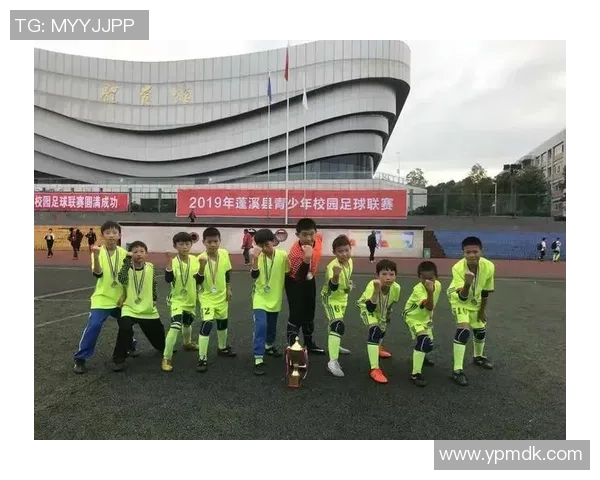 当足球球星走进教室绿茵传奇化身导师点燃青春梦想