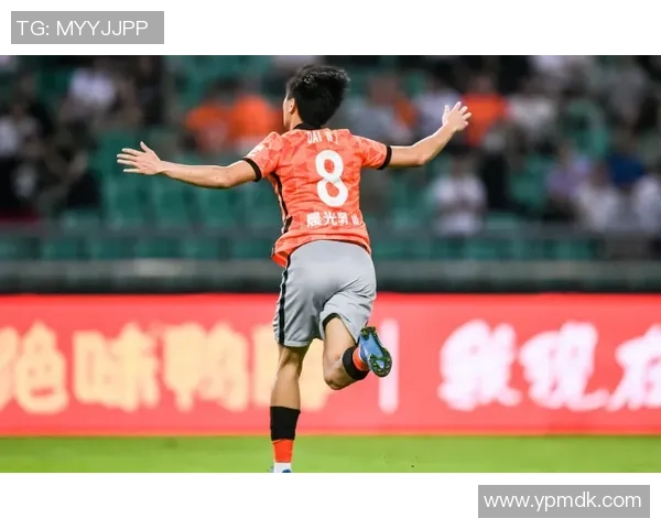 德国足球新星亚当斯：速度与技术的完美结合，未来之星崛起