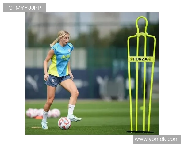 聚焦绿茵巨星的掌上明珠揭秘足球名将女儿的成长与风采