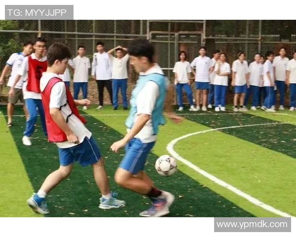 青春与魅力并存的足球场上 她是最耀眼的明星